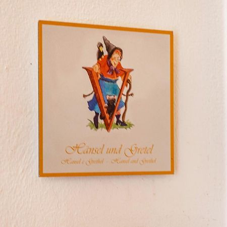 Haensel Und Gretel Schlosshof Umes Buitenkant foto