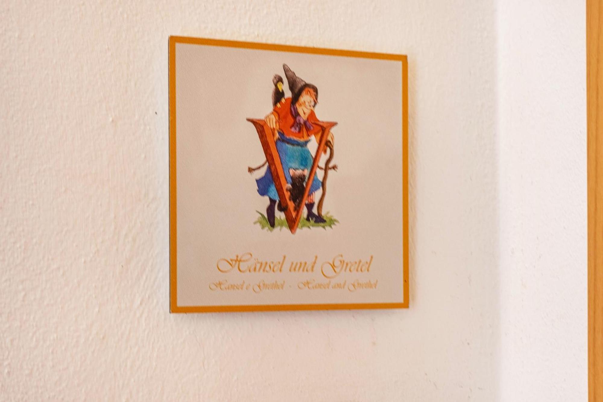 Haensel Und Gretel Schlosshof Umes Buitenkant foto