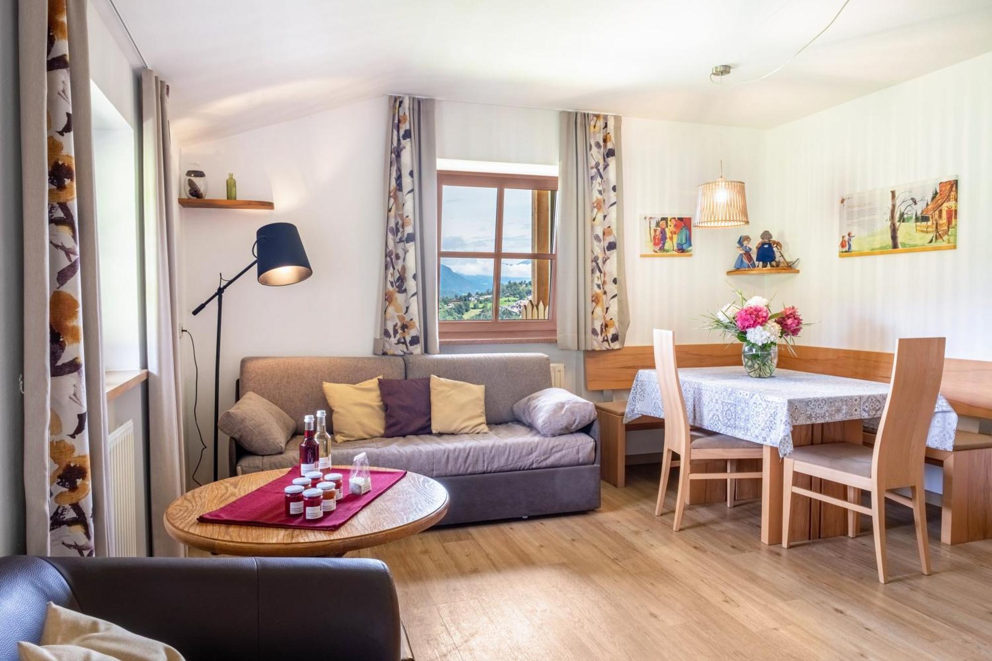 Haensel Und Gretel Schlosshof Umes Buitenkant foto